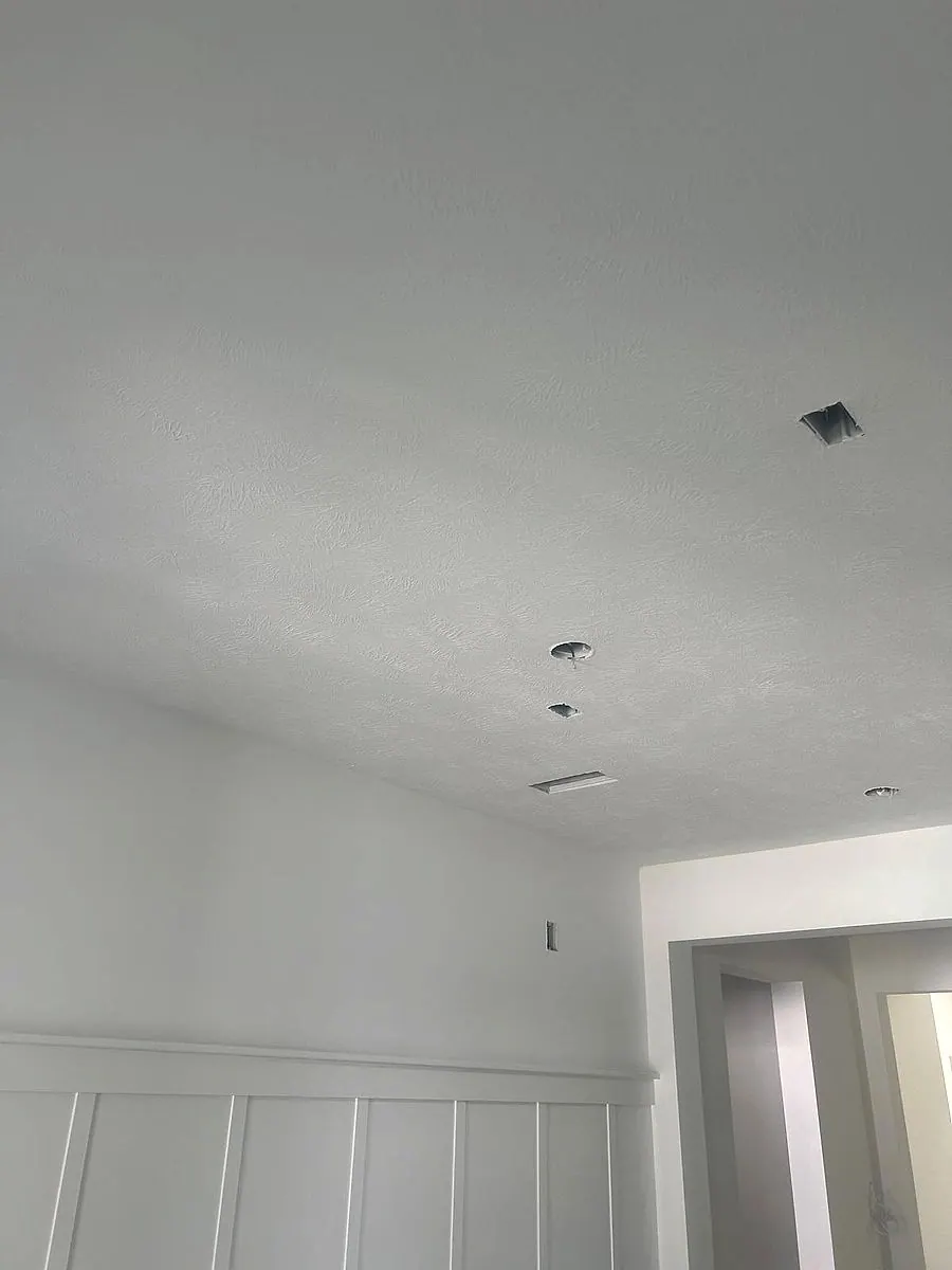 Smooth finished ceiling under natural light in Lorain, Ohio