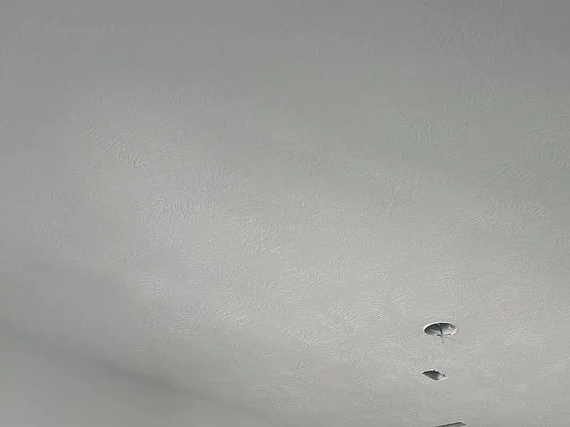 Smooth, flat ceiling after popcorn removal, finished by Mendoza Rodriguez